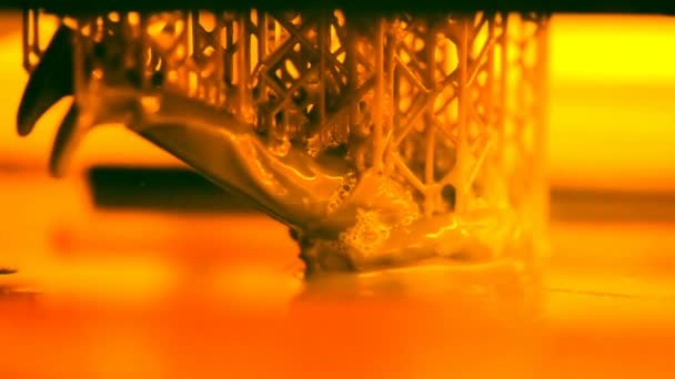 立体平版印刷Dpl Sla 3D打印机创建和液滴 平台缓慢移动 液滴闭合 先进的现代加法3D打印技术 通过紫外聚合创建缩放模型 — 图库视频影像