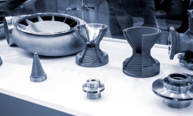 Mankenler, metalin yakın planından büyük bir endüstriyel parçanın üç boyutlu yazıcıya basılmasını sağlıyor. Yeni modern yenilikçi katkı maddesi 3 boyutlu baskı teknolojisi. Endüstriyel fabrika metalcilik endüstrisi