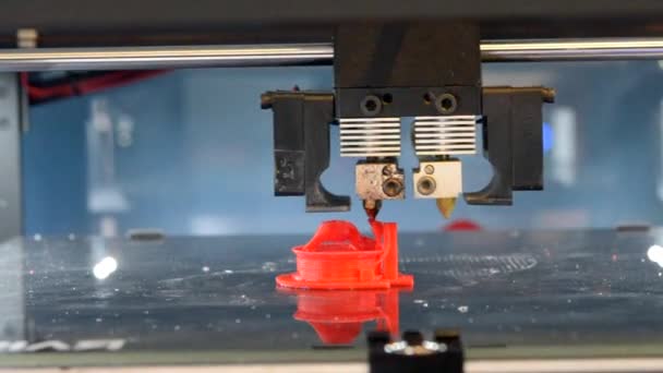 3Dプリンタのクローズアップ上の赤抽象モデル印刷 プラスチックから3Dプリンタ上のプロセス印刷オブジェクト 3Dプリントフォーム 3Dプリンターによる試作品製作 コンセプト新しい近代的な添加剤印刷技術 — ストック動画