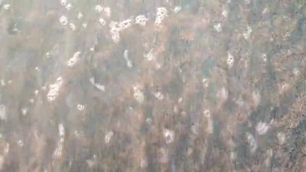 Маленькие Морские Волны Прозрачной Воды Катятся Песчаному Берегу Крупным Планом — стоковое видео