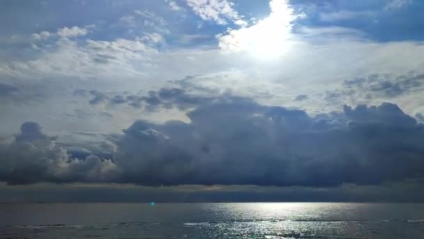 Timelapse Grandes Nuvens Escuras Chuva Movem Céu Acima Superfície Mar — Vídeo de Stock