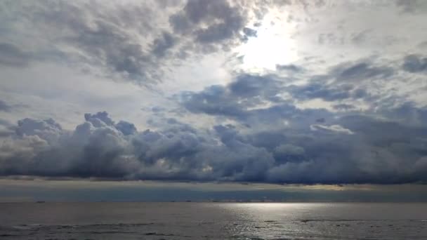 Timelapse Stora Mörka Regnmoln Rör Sig Himlen Ovanför Havsytan Solig — Stockvideo