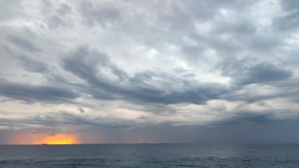Ruch Dużych Szarych Chmur Deszczowych Opadający Deszcz Żółto Pomarańczowy Punkt — Wideo stockowe