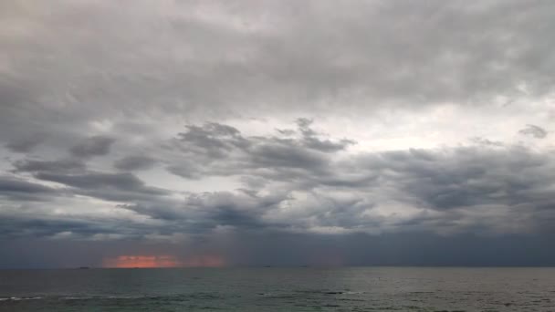 Movimiento Grandes Nubes Lluvia Gris Lluvia Cayendo Mancha Amarillo Naranja — Vídeo de stock