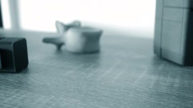 Adamın biri 3D yazıcıya yakın plan bir model basıyor. Üç boyutlu bir yazıcıda üç boyutlu modeller oluşturuldu. Yüksek hızlı sindirme yöntemiyle tozdan basılmış bir model. MJF katkı teknolojisi yazdırıyor.
