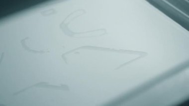 3D yazıcı yazdırma işlemi. Bir objenin 3D yazıcıdaki yüksek hızlı baskısı, yakın plan baruttan. Üç boyutlu bir yazıcıda üç boyutlu hacimli bir model yaratmak. MJF katkı teknolojisi yazdırıyor.