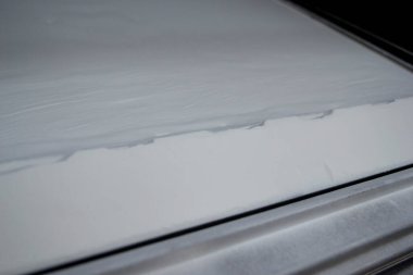 Yazdırma tozu için beyaz poliyamid tozu. 3D yazıcı, yakın plan. 3D yazıcının yazıcı içindeki çalışan yüzeye yüksek hızlı basımı için toz. Yeni modern baskı teknolojisi. Çoklu Jet Füzyon MJF