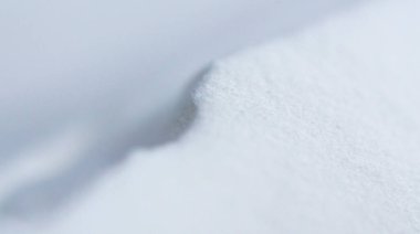 Yazdırma tozu için beyaz poliyamid tozu. 3D yazıcı, yakın plan. 3D yazıcının yazıcı içindeki çalışan yüzeye yüksek hızlı basımı için toz. Yeni modern baskı teknolojisi. Çoklu Jet Füzyon MJF