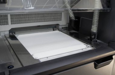 Yazdırma tozu için beyaz poliyamid tozu. 3D yazıcı, yakın plan. 3D yazıcının yazıcı içindeki çalışan yüzeye yüksek hızlı basımı için toz. Yeni modern baskı teknolojisi. Çoklu Jet Füzyon MJF