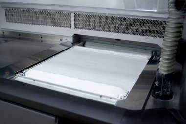 Yazdırma tozu için beyaz poliyamid tozu. 3D yazıcı, yakın plan. 3D yazıcının yazıcı içindeki çalışan yüzeye yüksek hızlı basımı için toz. Yeni modern baskı teknolojisi. Çoklu Jet Füzyon MJF