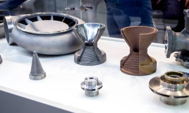 Mankenler, metalin yakın planından büyük bir endüstriyel parçanın üç boyutlu yazıcıya basılmasını sağlıyor. Yeni modern yenilikçi katkı maddesi 3 boyutlu baskı teknolojisi. Endüstriyel fabrika metalcilik endüstrisi