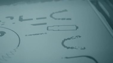 3D yazıcı yazdırma işlemi. Bir objenin 3D yazıcıdaki yüksek hızlı baskısı, yakın plan baruttan. Üç boyutlu bir yazıcıda üç boyutlu hacimli bir model yaratmak. MJF katkı teknolojisi yazdırıyor.