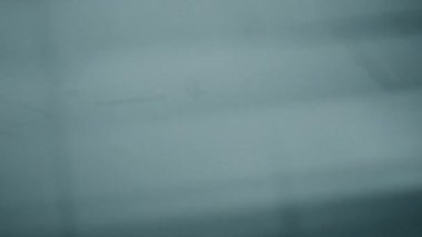 3D yazıcı yazdırma işlemi. Bir objenin 3D yazıcıdaki yüksek hızlı baskısı, yakın plan baruttan. Üç boyutlu bir yazıcıda üç boyutlu hacimli bir model yaratmak. MJF katkı teknolojisi yazdırıyor.