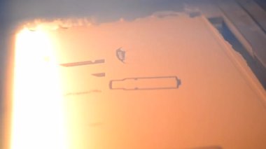 3D yazıcı yazdırma işlemi. Bir objenin 3D yazıcıdaki yüksek hızlı baskısı, yakın plan baruttan. Üç boyutlu bir yazıcıda üç boyutlu hacimli bir model yaratmak. MJF katkı teknolojisi yazdırıyor.