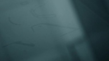 3D yazıcı yazdırma işlemi. Bir objenin 3D yazıcıdaki yüksek hızlı baskısı, yakın plan baruttan. Üç boyutlu bir yazıcıda üç boyutlu hacimli bir model yaratmak. MJF katkı teknolojisi yazdırıyor.