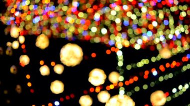 Yılbaşı ağacı çok renkli çelenkler ve gece aydınlatmalarla süslenmiş. Yanıp sönen ışıkları olan Noel ağacı. Arka plan bulanık. Yılbaşı Noel tatili.