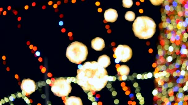 Velký Novoroční Vánoční Stromeček Zdobený Světélkujícími Pestrobarevnými Věnci Osvětlením Noci — Stock video