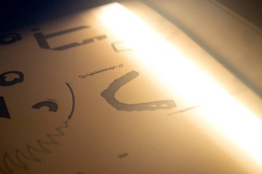 3D yazıcı yazdırma işlemi. Bir objenin 3D yazıcıdaki yüksek hızlı baskısı, yakın plan baruttan. Üç boyutlu bir yazıcıda üç boyutlu hacimli bir model yaratmak. MJF katkı teknolojisi yazdırıyor.