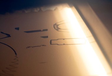 3D yazıcı yazdırma işlemi. Bir objenin 3D yazıcıdaki yüksek hızlı baskısı, yakın plan baruttan. Üç boyutlu bir yazıcıda üç boyutlu hacimli bir model yaratmak. MJF katkı teknolojisi yazdırıyor.