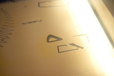 3D yazıcı yazdırma işlemi. Bir objenin 3D yazıcıdaki yüksek hızlı baskısı, yakın plan baruttan. Üç boyutlu bir yazıcıda üç boyutlu hacimli bir model yaratmak. MJF katkı teknolojisi yazdırıyor.