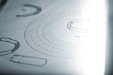 3D yazıcı yazdırma işlemi. Bir objenin 3D yazıcıdaki yüksek hızlı baskısı, yakın plan baruttan. Üç boyutlu bir yazıcıda üç boyutlu hacimli bir model yaratmak. MJF katkı teknolojisi yazdırıyor.