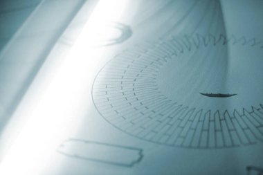 3D yazıcı yazdırma işlemi. Bir objenin 3D yazıcıdaki yüksek hızlı baskısı, yakın plan baruttan. Üç boyutlu bir yazıcıda üç boyutlu hacimli bir model yaratmak. MJF katkı teknolojisi yazdırıyor.