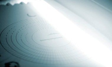 3D yazıcı yazdırma işlemi. Bir objenin 3D yazıcıdaki yüksek hızlı baskısı, yakın plan baruttan. Üç boyutlu bir yazıcıda üç boyutlu hacimli bir model yaratmak. MJF katkı teknolojisi yazdırıyor.