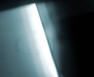 3D yazıcı yazdırma işlemi. Bir objenin 3D yazıcıdaki yüksek hızlı baskısı, yakın plan baruttan. Üç boyutlu bir yazıcıda üç boyutlu hacimli bir model yaratmak. MJF katkı teknolojisi yazdırıyor.