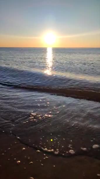 Ξημέρωμα Στη Θάλασσα Ήλιος Πάνω Από Ορίζοντα Γαλάζια Επιφάνεια Του — Αρχείο Βίντεο