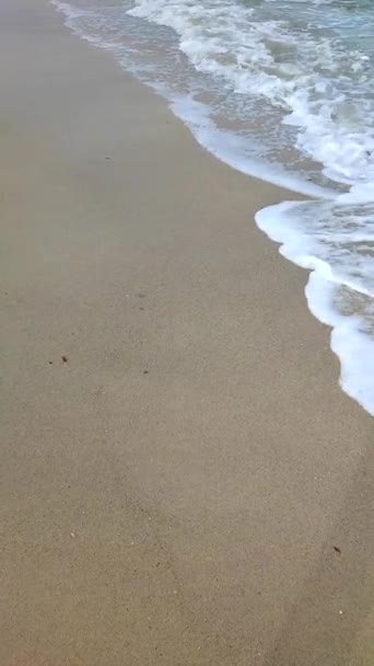 Mořské Vlny Bílou Pěnou Valí Písečné Pláži Pobřeží Zblízka Písek — Stock video