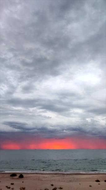 Seascape Obloha Pokrytá Šedými Deštivými Mraky Déšť Obzoru Červená Čára — Stock video