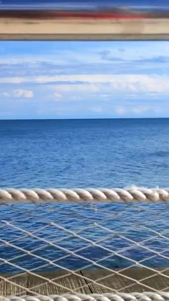 Abstract Zeezicht Rustige Zee Lucht Met Wolken Ijzeren Reling Veiligheidsgaas — Stockvideo