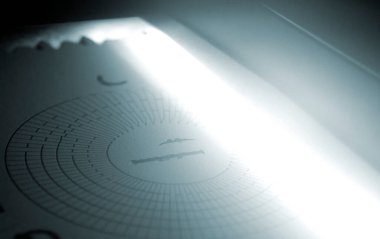 3D yazıcı yazdırma işlemi. Bir objenin 3D yazıcıdaki yüksek hızlı baskısı, yakın plan baruttan. Üç boyutlu bir yazıcıda üç boyutlu hacimli bir model yaratmak. MJF katkı teknolojisi yazdırıyor.