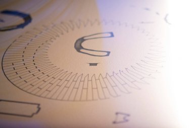 3D yazıcı yazdırma işlemi. Bir objenin 3D yazıcıdaki yüksek hızlı baskısı, yakın plan baruttan. Üç boyutlu bir yazıcıda üç boyutlu hacimli bir model yaratmak. MJF katkı teknolojisi yazdırıyor.