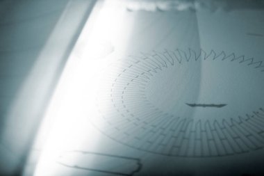 3D yazıcı yazdırma işlemi. Bir objenin 3D yazıcıdaki yüksek hızlı baskısı, yakın plan baruttan. Üç boyutlu bir yazıcıda üç boyutlu hacimli bir model yaratmak. MJF katkı teknolojisi yazdırıyor.