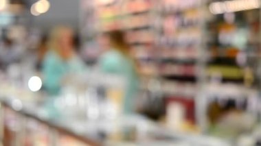 Bulanık arka plan İki kız satıcı vitrin kozmetik