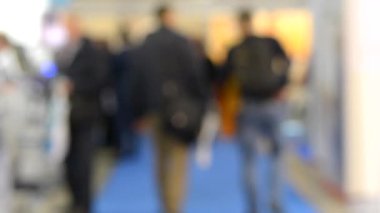 Bulanık arka plan insanlar alışveriş merkezi Sergisi ortak yürüme yürümek