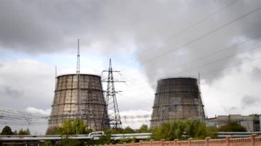 Karmaşık enerji santralleri bulutlu hava koşullarında hızla kapanır. Duman ve hızlı hareket eden termik santralleri borula. Büyük yağmurlu bulutlar..