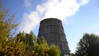 Alttan yukarıya HD 1080 Timelapse görünümü dumanlı. Hızlı video arkaplan mavi gökyüzü ve yeşil yapraklı ağaçlar yaz güneşli günü
