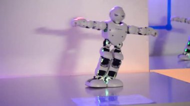 Kiev, Ukrayna - 12 Ağustos 2017: Küçük robot robotlar, lardan yüz, parlak gözler, eller, ayaklar müzik dans etmek ve geçici farklı hareketi vücut. Yapay zeka. AI. Akıllı robot.