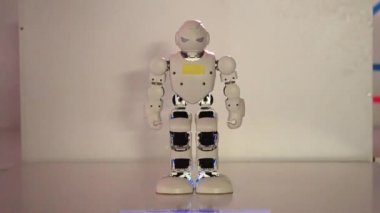 Kiev, Ukrayna - 12 Ağustos 2017: Küçük robot robotlar, lardan yüz, parlak gözler, eller, ayaklar müzik dans etmek ve geçici farklı hareketi vücut. Yapay zeka. AI. Akıllı robot.