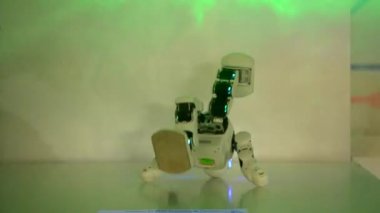 Kiev, Ukrayna - 12 Ağustos 2017: Küçük robot robotlar, lardan yüz, parlak gözler, eller, ayaklar müzik dans etmek ve geçici farklı hareketi vücut. Yapay zeka. AI. Akıllı robot.