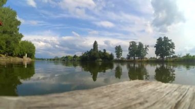 Hızlı video timelapse manzara pier nehir gökyüzü bulutlar ağaçlar yaz