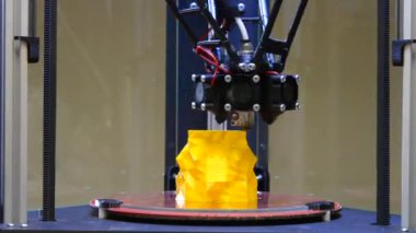 3D yazıcı, parlak sarı model, yakın plan. Otomatik 3D yazıcı laboratuarda plastik modelleme yapıyor. Modern katkı teknolojileri, 4.0 endüstriyel devrim. Zaman Uygulaması