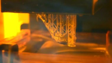 Stereolitografi DPL 3d yazıcı detay ve sıvı damlaları oluşturur, platform yavaş yavaş sıvı yakın çekim ile hareket eder. İlerici modern katkı teknolojisi 3D baskı, UV polimerizasyonu ile ölçeklendirilmiş model yaratmak