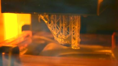 Stereolitografi DPL 3d yazıcı detay ve sıvı damlaları oluşturur, platform yavaş yavaş sıvı yakın çekim ile hareket eder. İlerici modern katkı teknolojisi 3D baskı, UV polimerizasyonu ile ölçeklendirilmiş model yaratmak