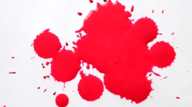 Farklı kırmızı, pembe, sarı, turuncu, yeşil renklerde damlalar ve beyaz arka planda karıştırılmış. Yağmur damlaları karışık beyaz bir zemine düşüyor. Beyaz kağıda soyut renkli damlalar