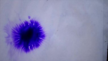 Islak beyaz kağıda yayılmış HD 1080 mor mürekkep.