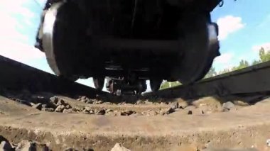 Aşağıdan tren geliyor. POV, düşük açılı bakış açısı