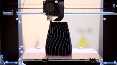 3d yazıcı siyah model yakın plan yazdırıyor.